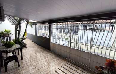 Imagem: A casa possui 3 Dormitórios, 2 Banheiros, 2 Vagas na garagem