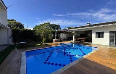 Imagem: A casa possui 3 Dormitórios, 4 Banheiros, 4 Vagas na garagem