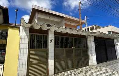 Imagem: A casa possui 3 Dormitórios, 1 Banheiro, 1 Vaga na garagem