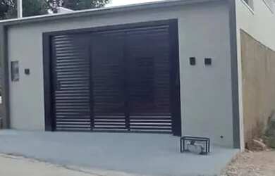 Imagem: A casa possui 3 Dormitórios, 2 Banheiros, 2 Vagas na garagem