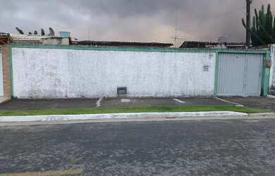 Imagem: A casa possui 2 Dormitórios, 1 Banheiro, 3 Vagas na garagem