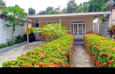 Imagem: A casa possui 3 Dormitórios, 2 Banheiros, 3 Vagas na garagem