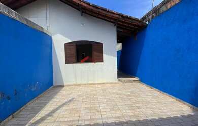 Imagem: A casa possui 2 Dormitórios, 2 Banheiros, 2 Vagas na garagem