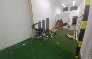 Imagem: O depósito para alugar possui e está localizado em Santa