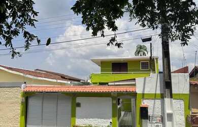 Imagem: A casa possui 3 Dormitórios, 4 Banheiros, 3 Vagas na garagem