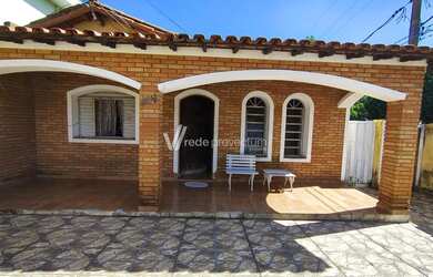 Imagem: A casa possui 3 Dormitórios, 1 Banheiro, 2 Vagas na garagem