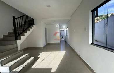 Imagem: A casa possui 3 Dormitórios, 3 Banheiros, 2 Vagas na garagem