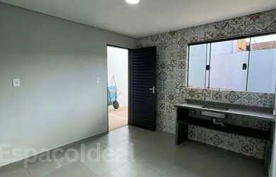 Imagem: A casa possui 2 Dormitórios, 1 Banheiro, 2 Vagas na garagem