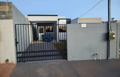 Imagem: A casa possui 2 Dormitórios, 1 Banheiro, 1 Vaga na garagem