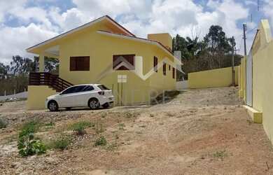 Imagem: A casa possui 3 Dormitórios, 1 Banheiro, 1 Vaga na garagem