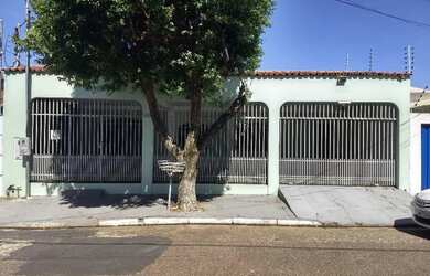 Imagem: A casa possui 3 Dormitórios, 4 Banheiros, 3 Vagas na garagem