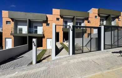 Imagem: A casa possui 3 Dormitórios, 1 Banheiro, 2 Vagas na garagem