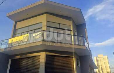 Imagem: A casa possui 4 Dormitórios, 2 Banheiros, 5 Vagas na garagem