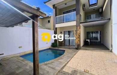 Imagem: A casa possui 4 Dormitórios, 3 Banheiros, 1 Vaga na garagem