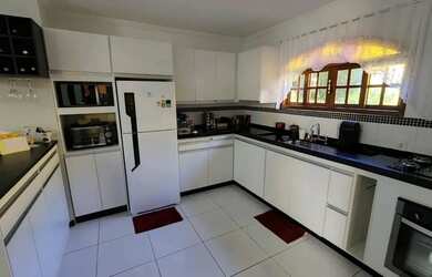 Imagem: A casa possui 3 Dormitórios, 2 Banheiros, 216m² de Área e