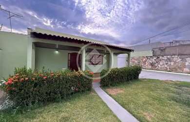 Imagem: A casa possui 4 Dormitórios, 2 Banheiros, 5 Vagas na garagem