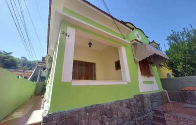 Imagem: A casa possui 4 Dormitórios, 2 Banheiros, 1 Vaga na garagem