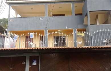 Imagem: A casa possui 4 Dormitórios, 5 Banheiros, 2 Vagas na garagem