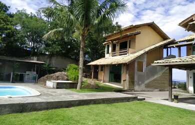 Imagem: A casa possui 4 Dormitórios, 5 Banheiros, 4 Vagas na garagem