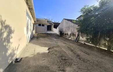 Imagem: A casa possui 3 Dormitórios, 2 Banheiros, 5 Vagas na garagem