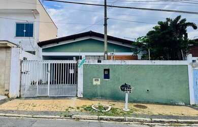 Imagem: A casa possui 3 Dormitórios, 2 Banheiros, 3 Vagas na garagem