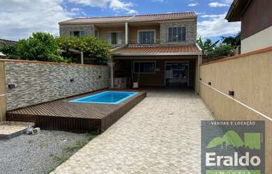 Imagem: A casa possui 2 Dormitórios, 2 Banheiros, 2 Vagas na garagem