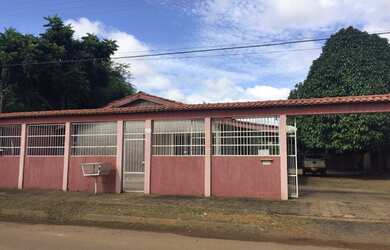 Imagem: A casa possui 2 Dormitórios, 2 Banheiros, 4 Vagas na garagem