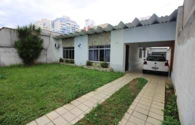 Imagem: A casa possui 3 Dormitórios, 1 Banheiro, 2 Vagas na garagem