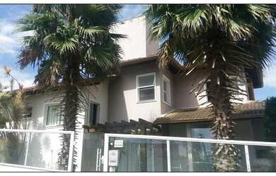 Imagem: A casa possui 3 Dormitórios, 1 Banheiro, 2 Vagas na garagem