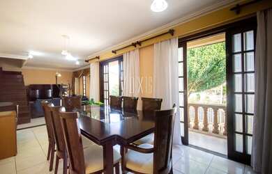 Imagem: A casa possui 4 Dormitórios, 3 Banheiros, 4 Vagas na garagem