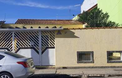 Imagem: A casa possui 4 Dormitórios, 3 Banheiros, 2 Vagas na garagem