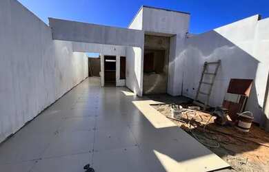 Imagem: A casa possui 2 Dormitórios, 2 Banheiros, 2 Vagas na garagem