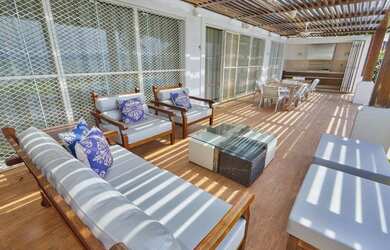 Imagem: A casa possui 4 Dormitórios, 5 Banheiros, 4 Vagas na garagem