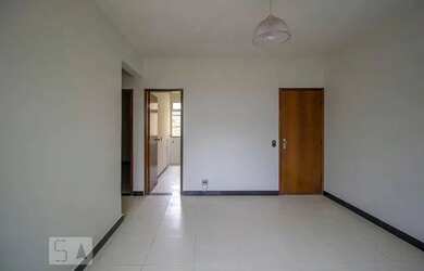 Imagem: A casa possui 3 Dormitórios, 1 Banheiro, 2 Vagas na garagem