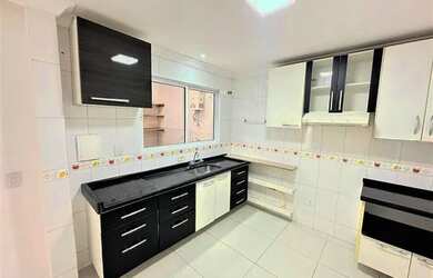 Imagem: A casa possui 2 Dormitórios, 2 Banheiros, 2 Vagas na garagem