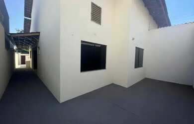 Imagem: A casa possui 3 Dormitórios, 2 Banheiros, 3 Vagas na garagem