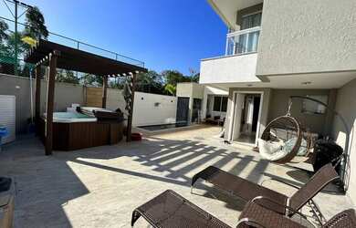 Imagem: A casa em condomínio possui 4 Dormitórios, 5 Banheiros, 2