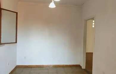 Imagem: A casa possui 3 Dormitórios, 1 Banheiro, 2 Vagas na garagem