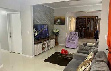 Imagem: A casa possui 4 Dormitórios, 2 Banheiros, 2 Vagas na garagem