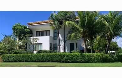 Imagem: A casa em condomínio possui 4 Dormitórios, 5 Banheiros, 306m²