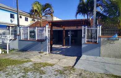 Imagem: A casa possui 3 Dormitórios, 2 Banheiros, 3 Vagas na garagem