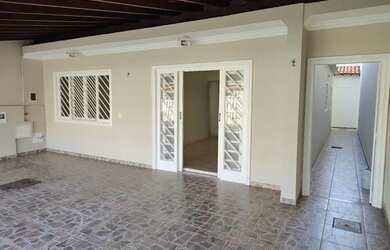 Imagem: A casa possui 3 Dormitórios, 2 Banheiros, 3 Vagas na garagem