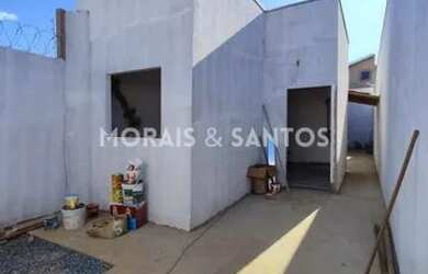 Imagem: A casa possui 3 Dormitórios, 1 Banheiro, 2 Vagas na garagem