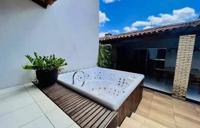 Imagem: A casa possui 3 Dormitórios, 3 Banheiros, 5 Vagas na garagem