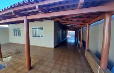 Imagem: A casa possui 3 Dormitórios, 2 Banheiros, 1 Vaga na garagem