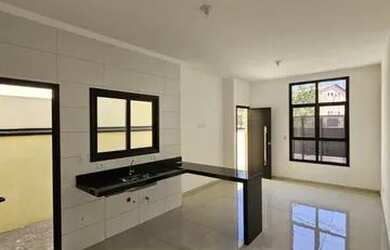 Imagem: A casa possui 3 Dormitórios, 2 Banheiros, 2 Vagas na garagem