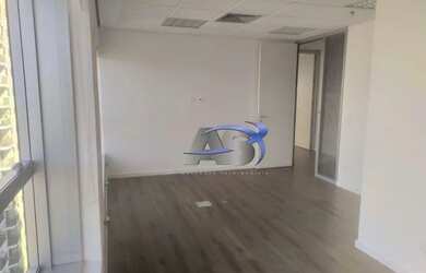 Imagem: O depósito possui 3 Vagas na garagem, 107m² de Área e Imóvel