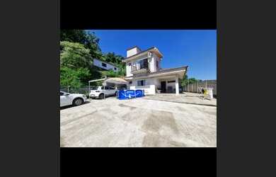 Imagem: A casa possui 3 Dormitórios, 3 Banheiros, 4 Vagas na garagem