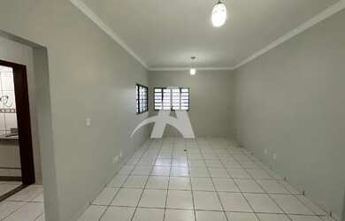 Imagem: A casa possui 4 Dormitórios, 2 Banheiros, 1 Vaga na garagem