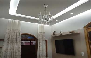 Imagem: A casa possui 3 Dormitórios, 1 Banheiro, 2 Vagas na garagem